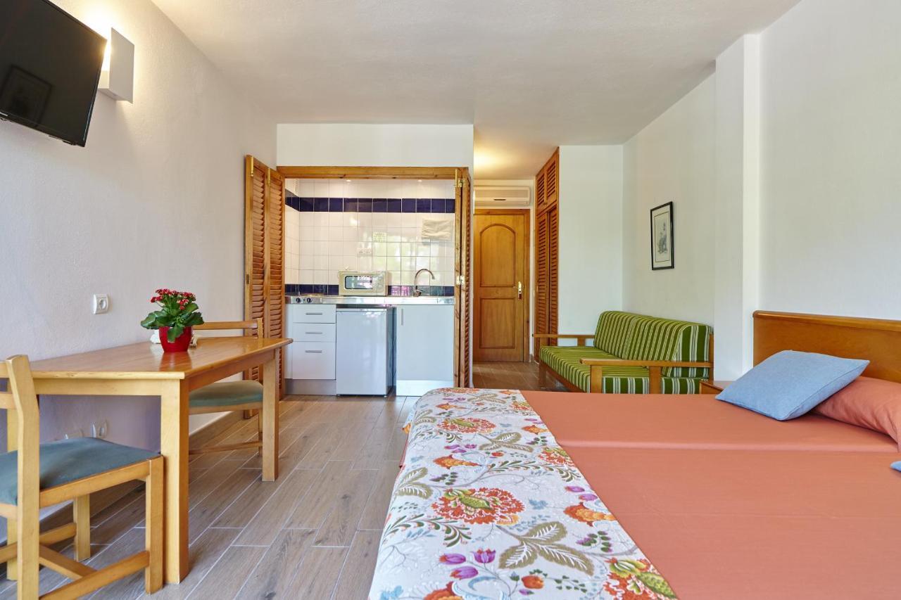Apartamentos Ses Savines San Antonio  Buitenkant foto