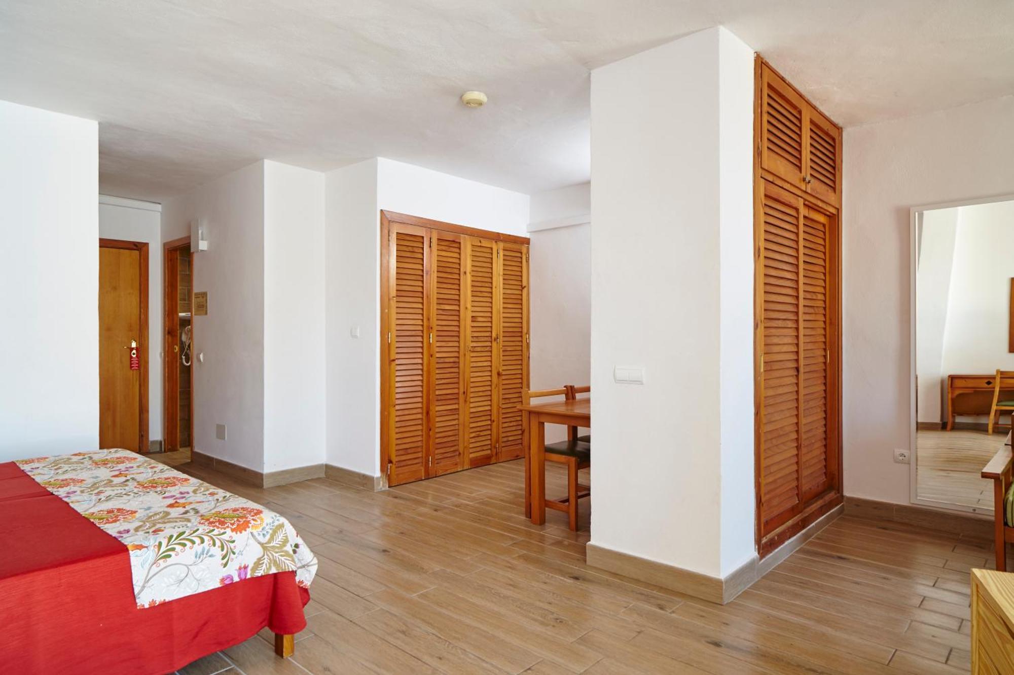 Apartamentos Ses Savines San Antonio  Buitenkant foto